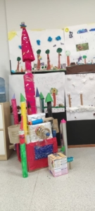 Na zdjęciu jest wysoka rakieta zbudowana przez uczniów.