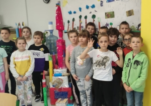 Zdjęcie przedstawia uczniów klasy 3b z rakietą.